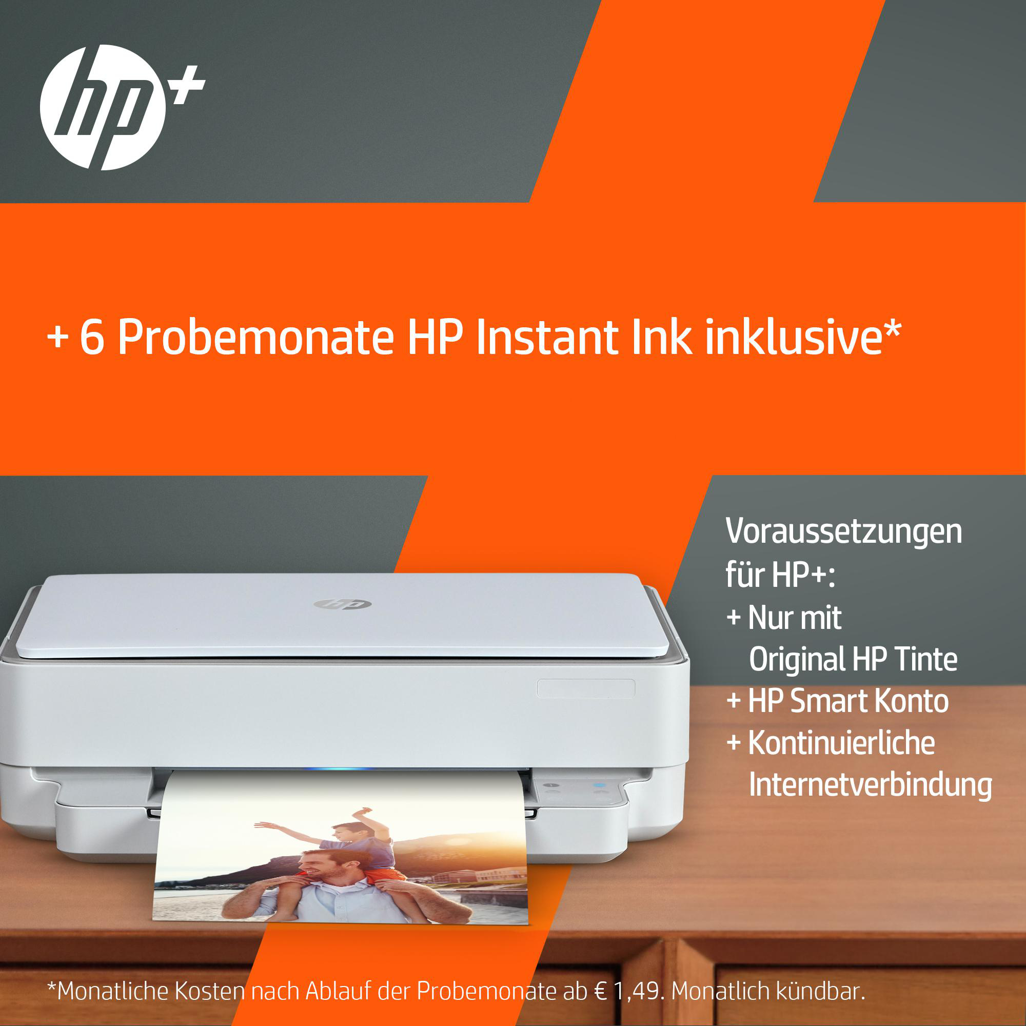 Ein weißer HP+-Drucker, der ein Foto druckt, mit Text über das Tintenabo.