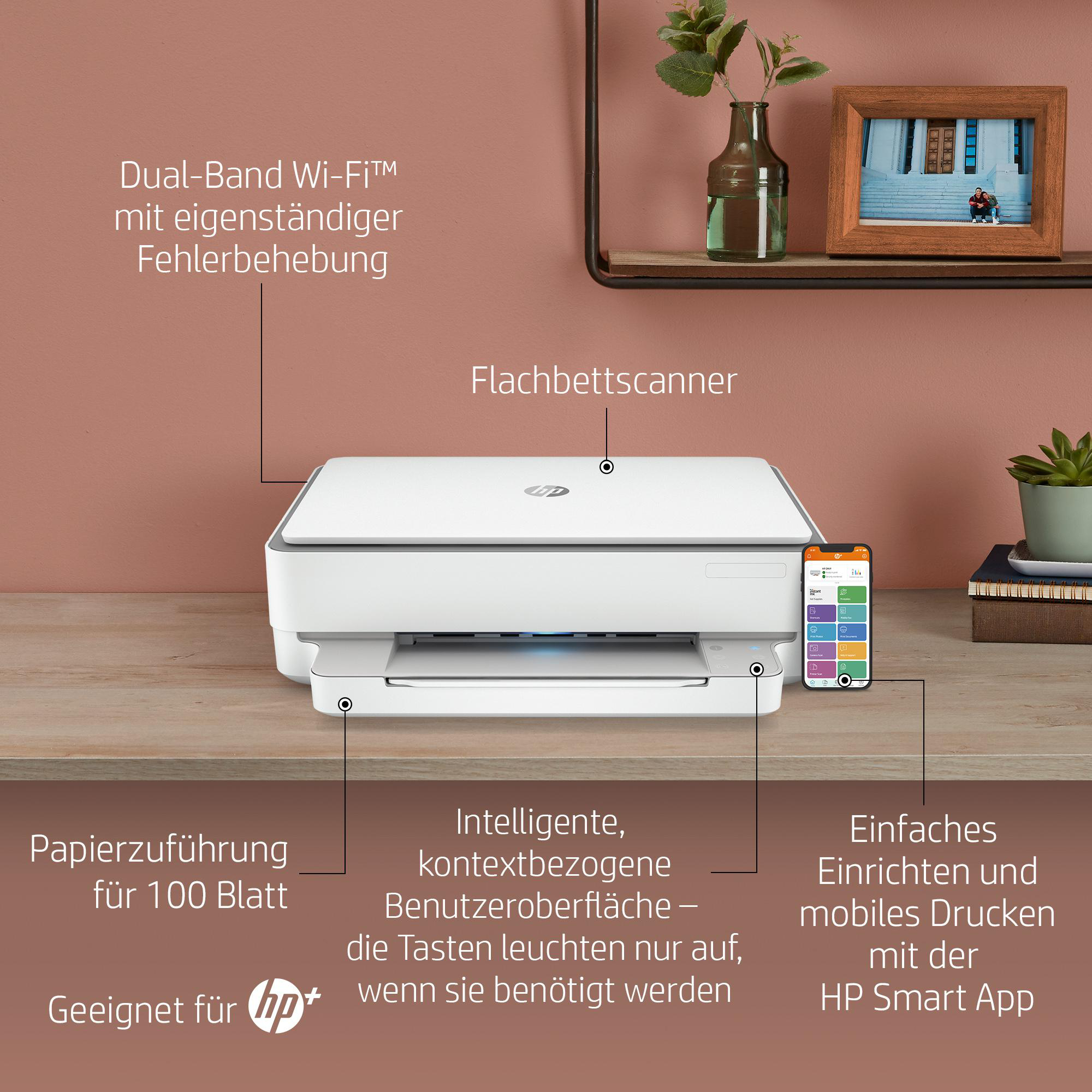 Weißer HP-Drucker mit Smartphone, das einen farbenfrohen App-Bildschirm zeigt.