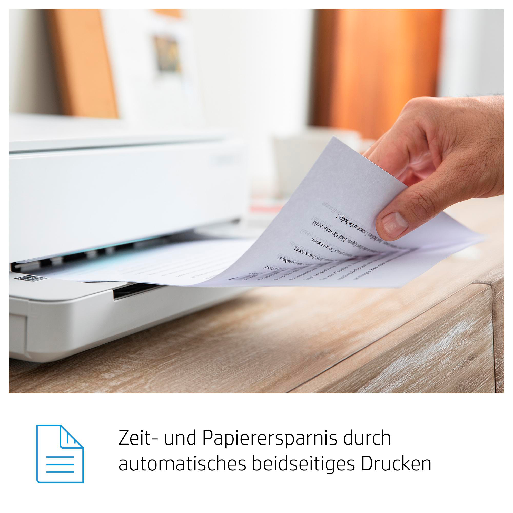 Hand, die ein bedrucktes Papier in einen Drucker einlegt, Text darunter.