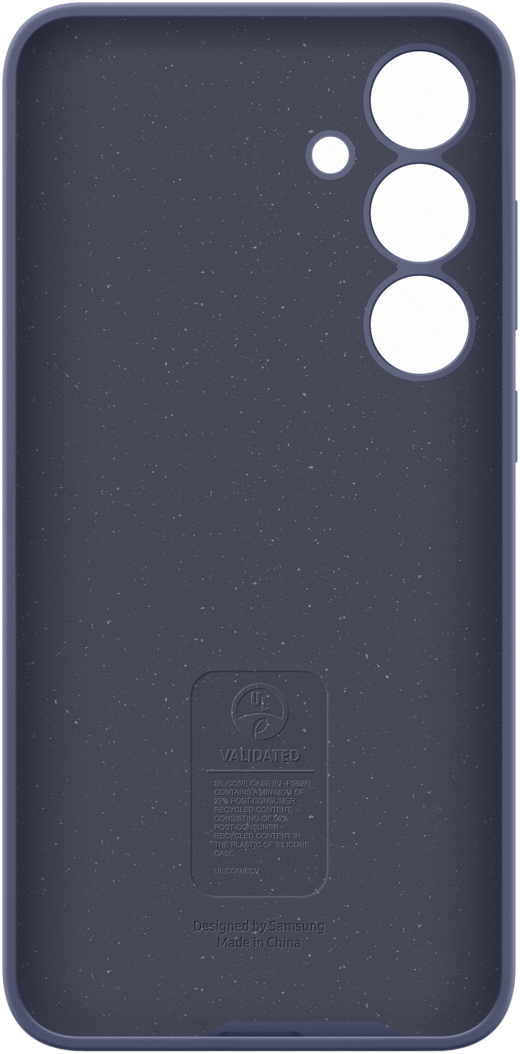 Achterkant van een donkerblauwe telefoonhoes. Toont een label met tekst. Witte achtergrond.