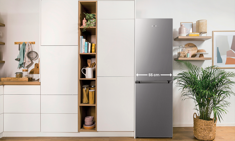 Lodówka w kuchni z wymiarem 55 cm.