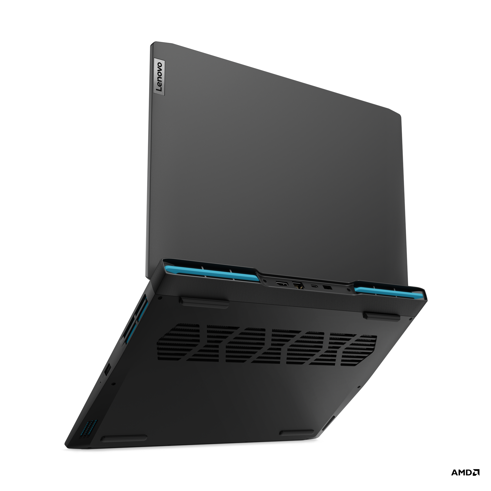 Aşağıdan yukarıya açılı siyah dizüstü bilgisayar. Lenovo logosu. Siyah ve mavi vurgular. Siyah arka plan.
