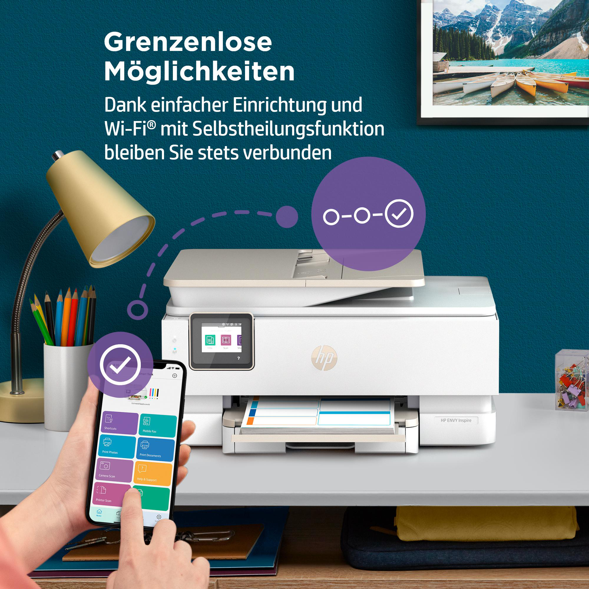 Person hält Telefon, App auf dem Bildschirm, Drucker im Hintergrund. Die Szene ist drinnen.