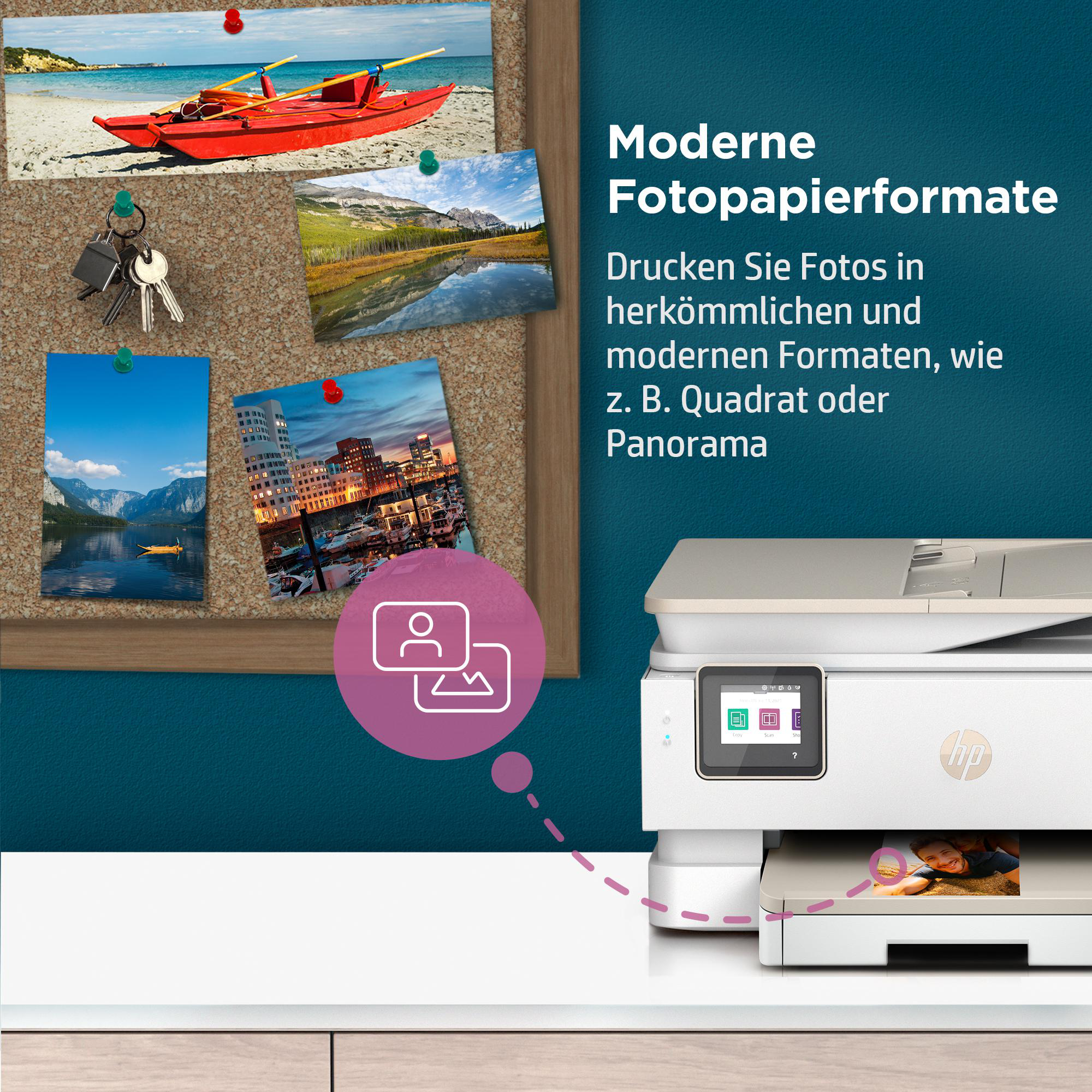 Korktafel mit Fotos, Schlüsseln und Reißzwecken. Ein Drucker ist im Hintergrund.