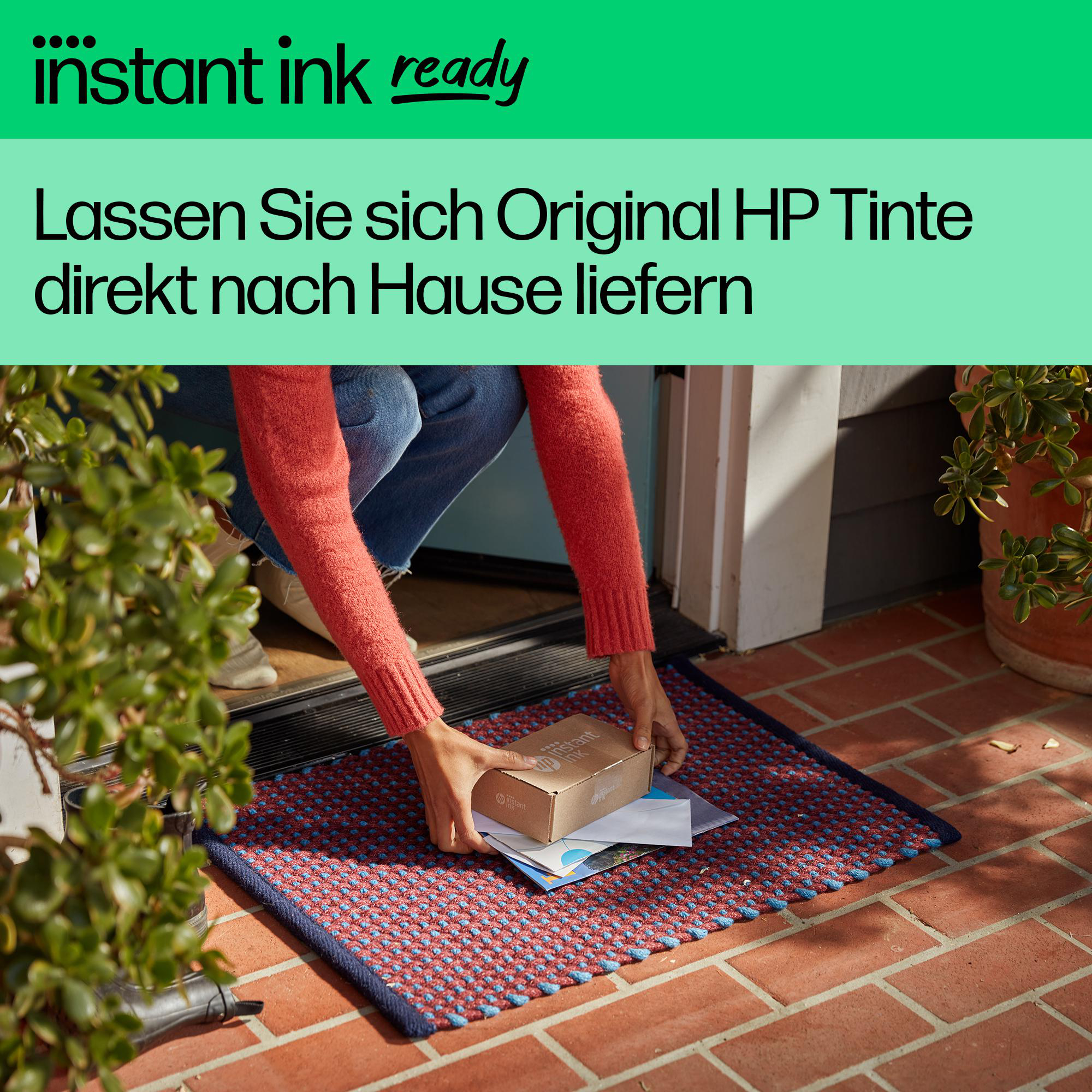 Hände legen eine Box auf eine Willkommensmatte in der Nähe einer Tür, sofortige Tinte.