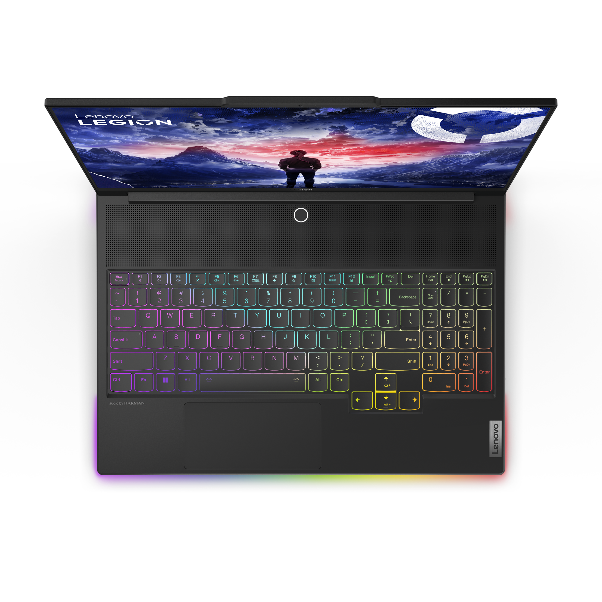 Siyah Lenovo Legion dizüstü bilgisayar. Işıklı klavye. Siyah arka plan. Ekran bir oyun gösteriyor.