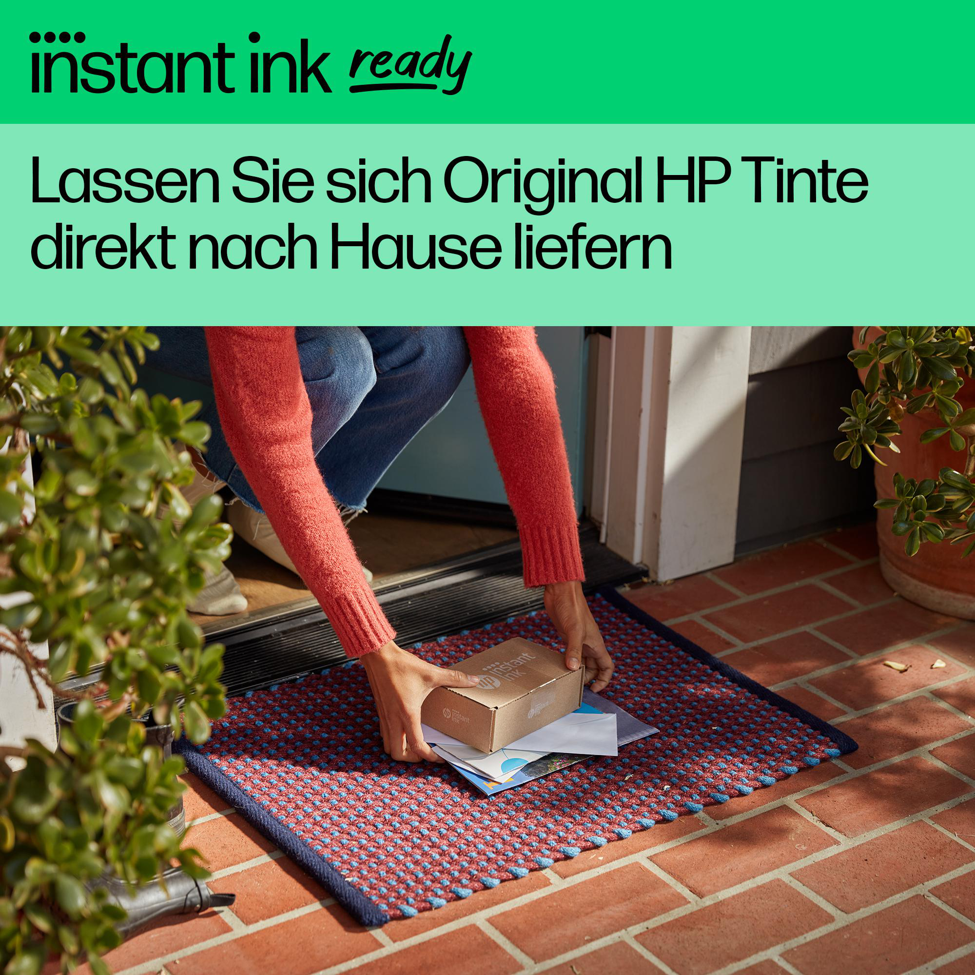 Eine Person erhält ein Paket vor der Haustür. Der Text lautet: Sofort Tinte bereit.