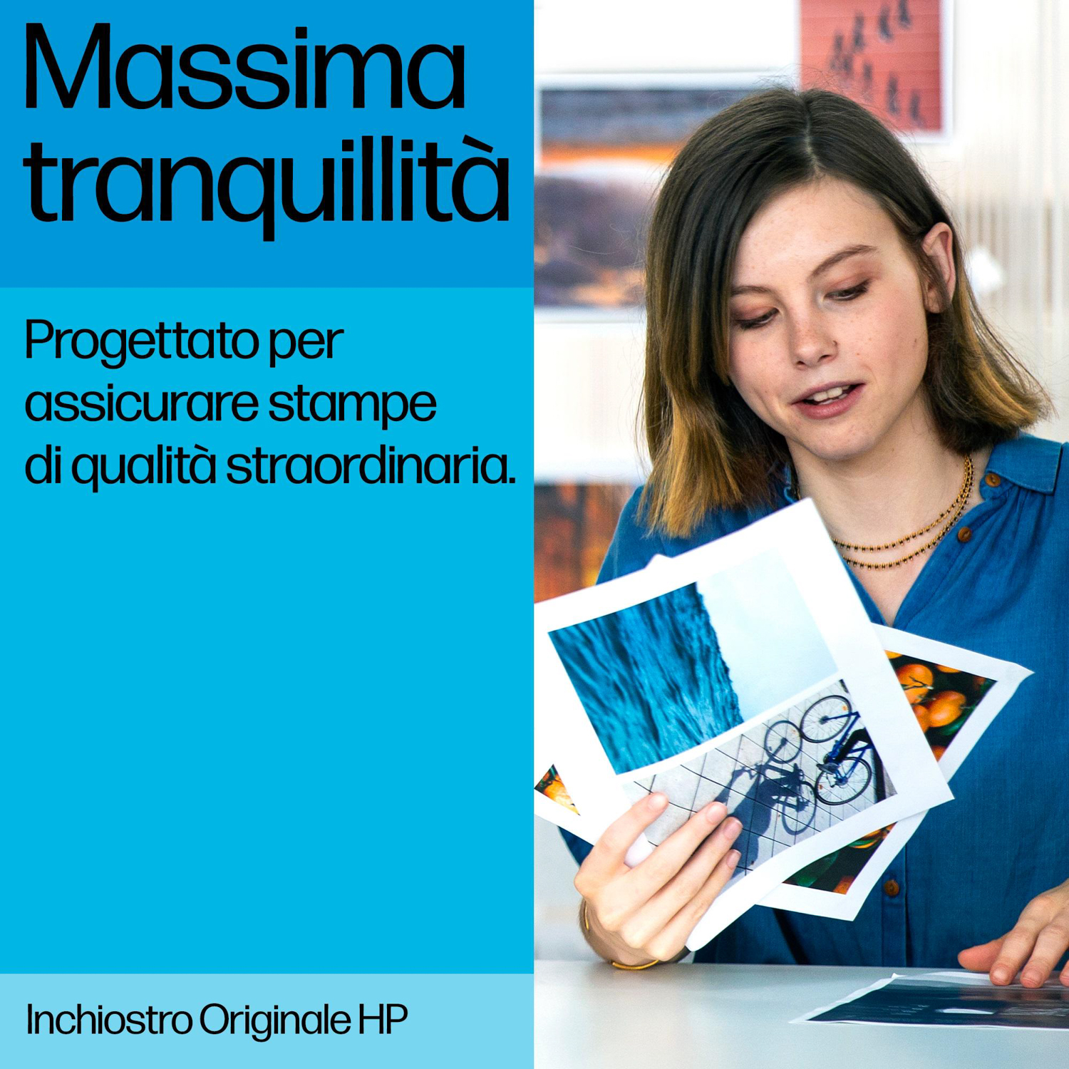 Una donna tiene in mano foto stampate. Le foto mostrano immagini di un paesaggio e di una bicicletta.