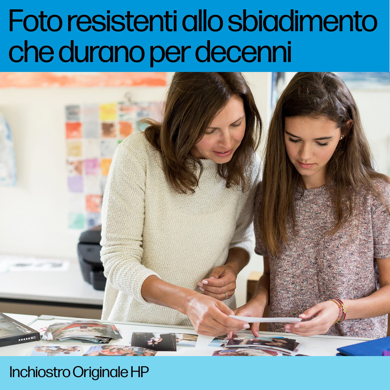 Una madre e una figlia guardano delle foto. Il testo sopra dice che le foto resistono allo sbiadimento per decenni. Etichetta inchiostro.