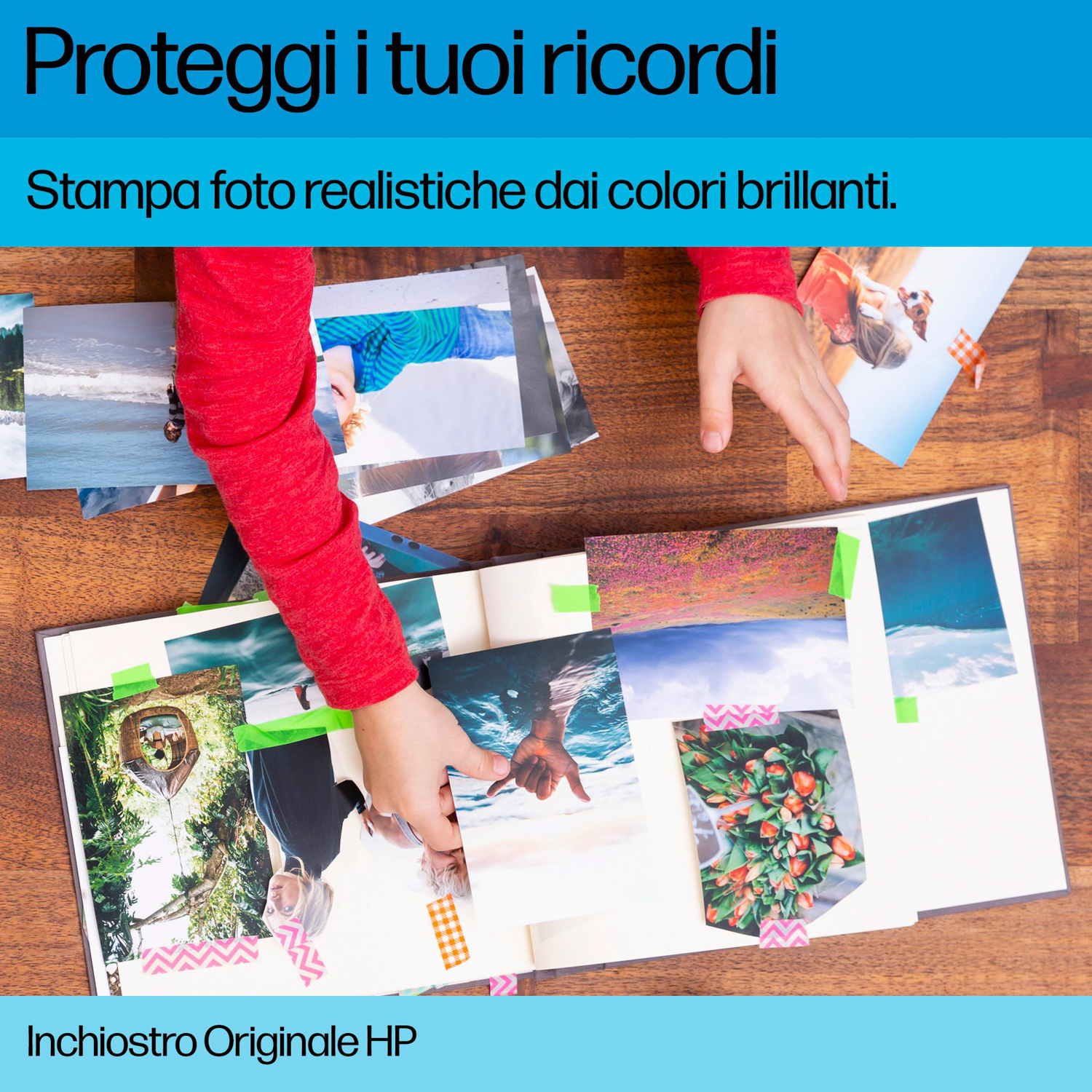 Mani che posizionano foto su un album di ritagli aperto, con nastro colorato.