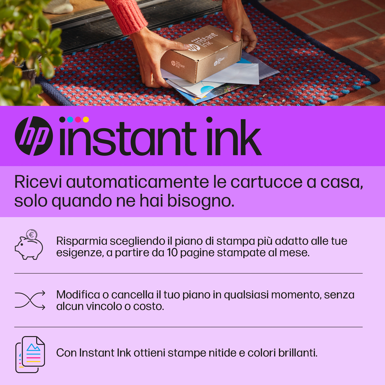 Mani che posizionano una scatola HP Instant Ink su un tappeto.