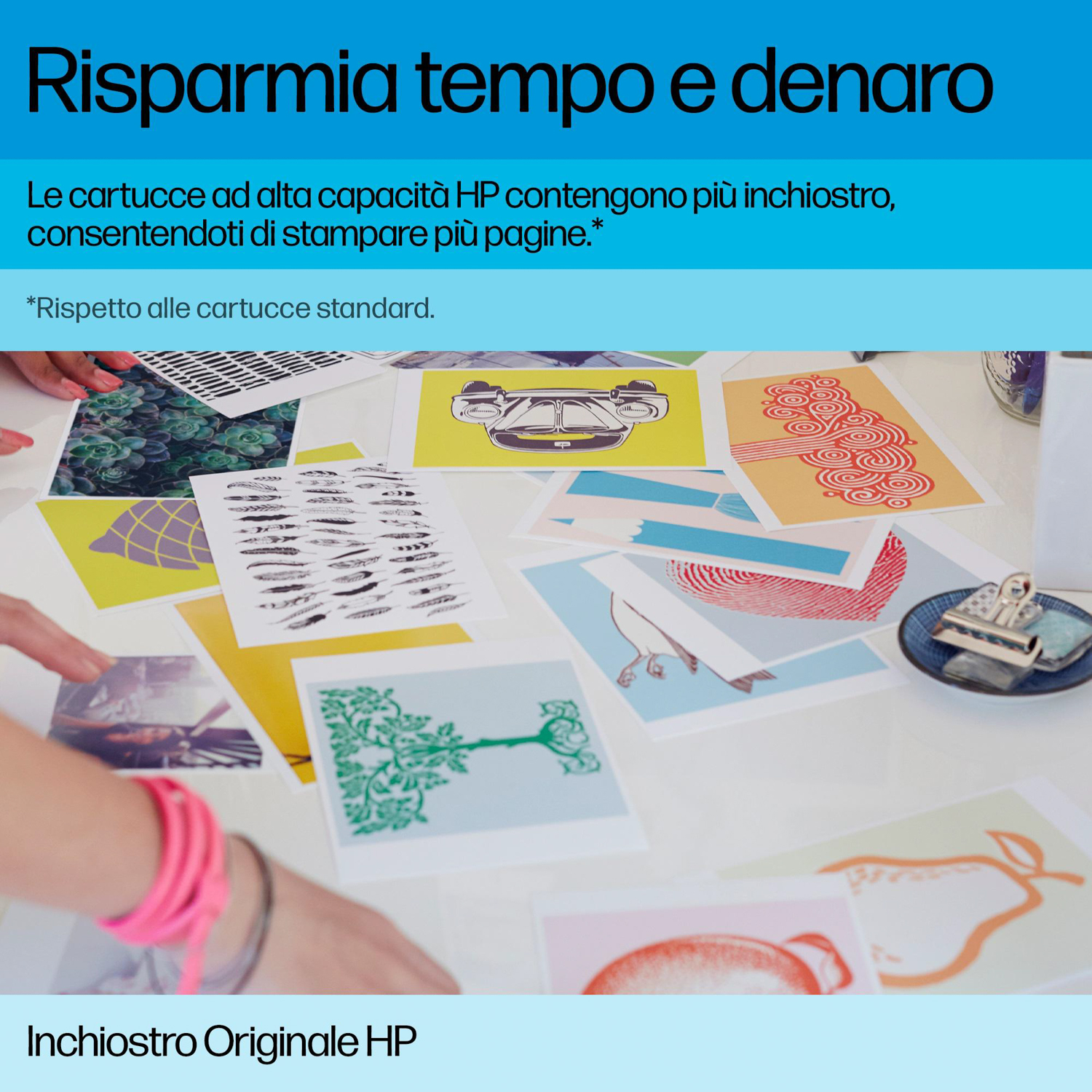 Fogli stampati su un tavolo con grafiche e testo colorati.