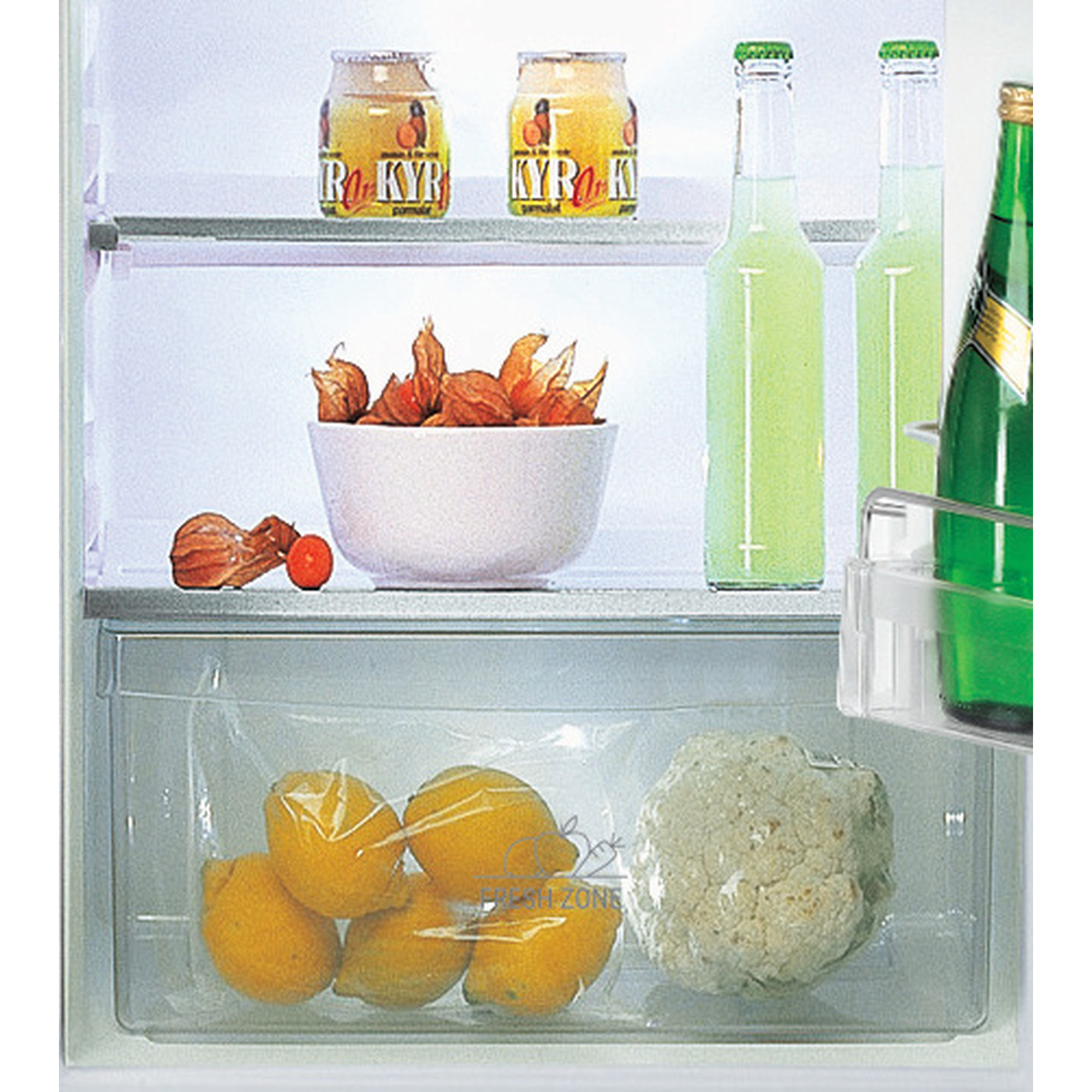 Kühlschrankinnenraum mit Obst und Getränken. Zitronen in einem Beutel, Flaschen und Gläser auf Regalen.