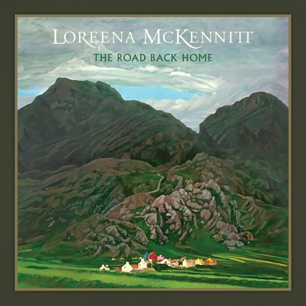 Albumcover mit einer Berglandschaft mit grünen Hügeln. Der Titel 'The Road Back Home' steht oben. Von Loreena McKennitt.