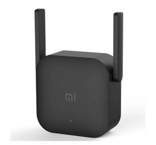 İki antenli siyah Mi WiFi menzil genişletici.
