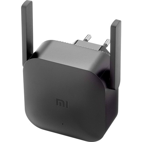 Antenleri ve fiş uçları olan siyah, dikdörtgen bir Wi-Fi genişletici.