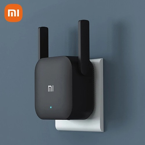 Mavi bir duvardaki bir prizde takılı siyah Xiaomi WiFi menzil genişletici.