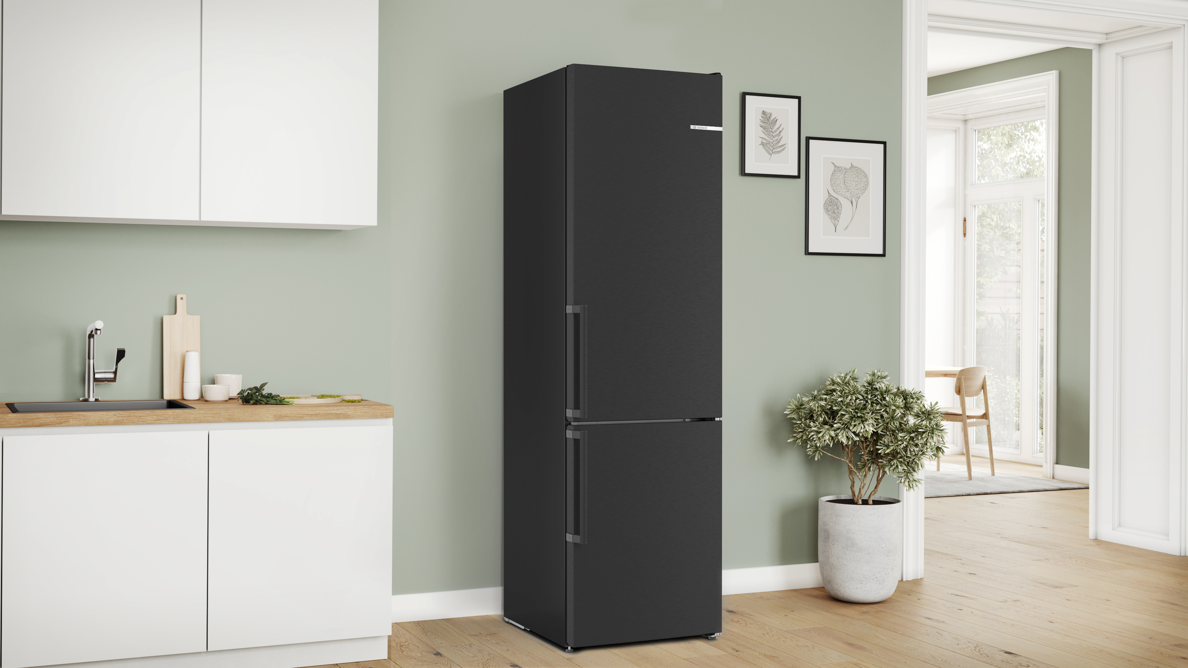 Schwarzer Kühlschrank in einer Küche mit weißen Schränken und hellgrünen Wänden.