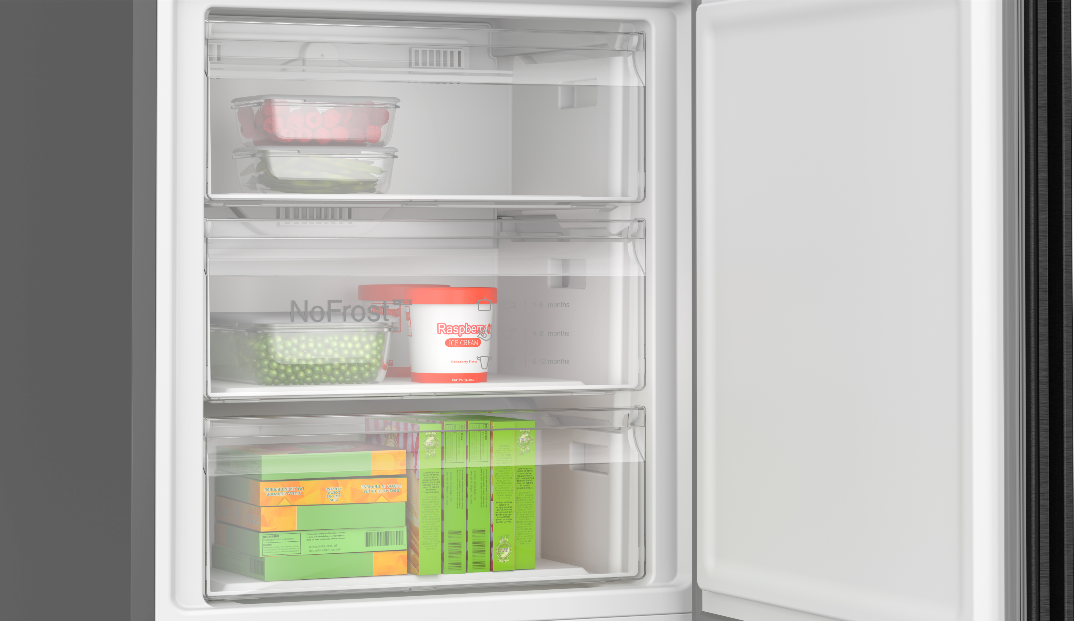 Ein offener Kühlschrank mit Regalen, die Lebensmittelbehälter enthalten. Das Gefrierfach hat Eis.