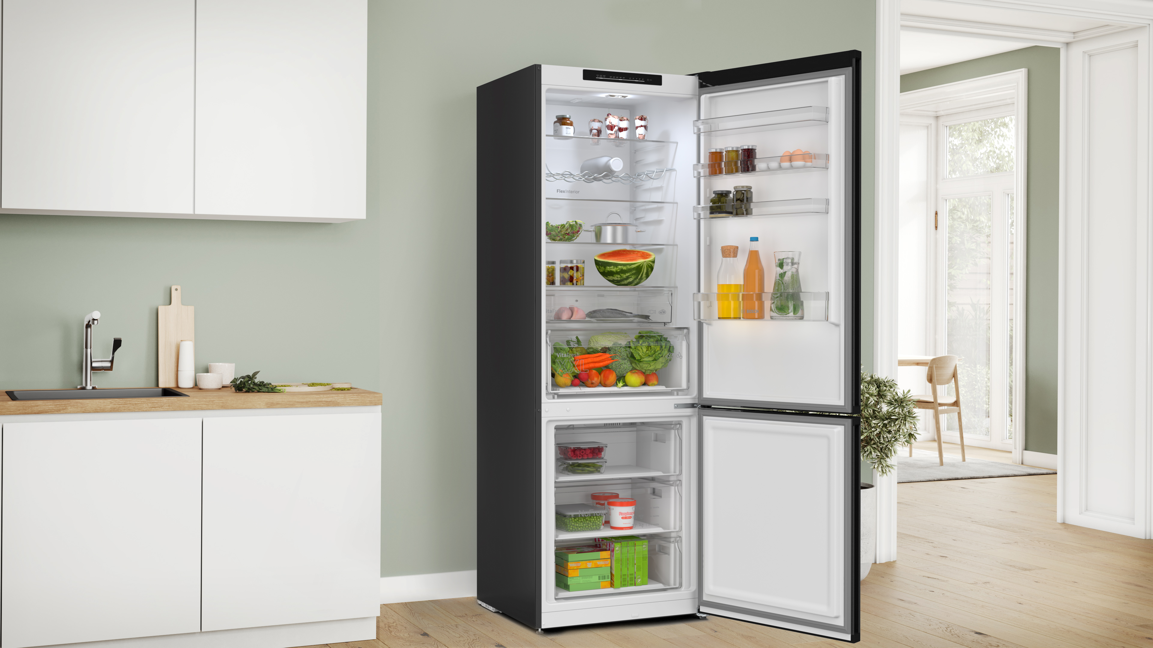 Ein schwarzer Kühlschrank mit offener Tür, in der sich Lebensmittel befinden.