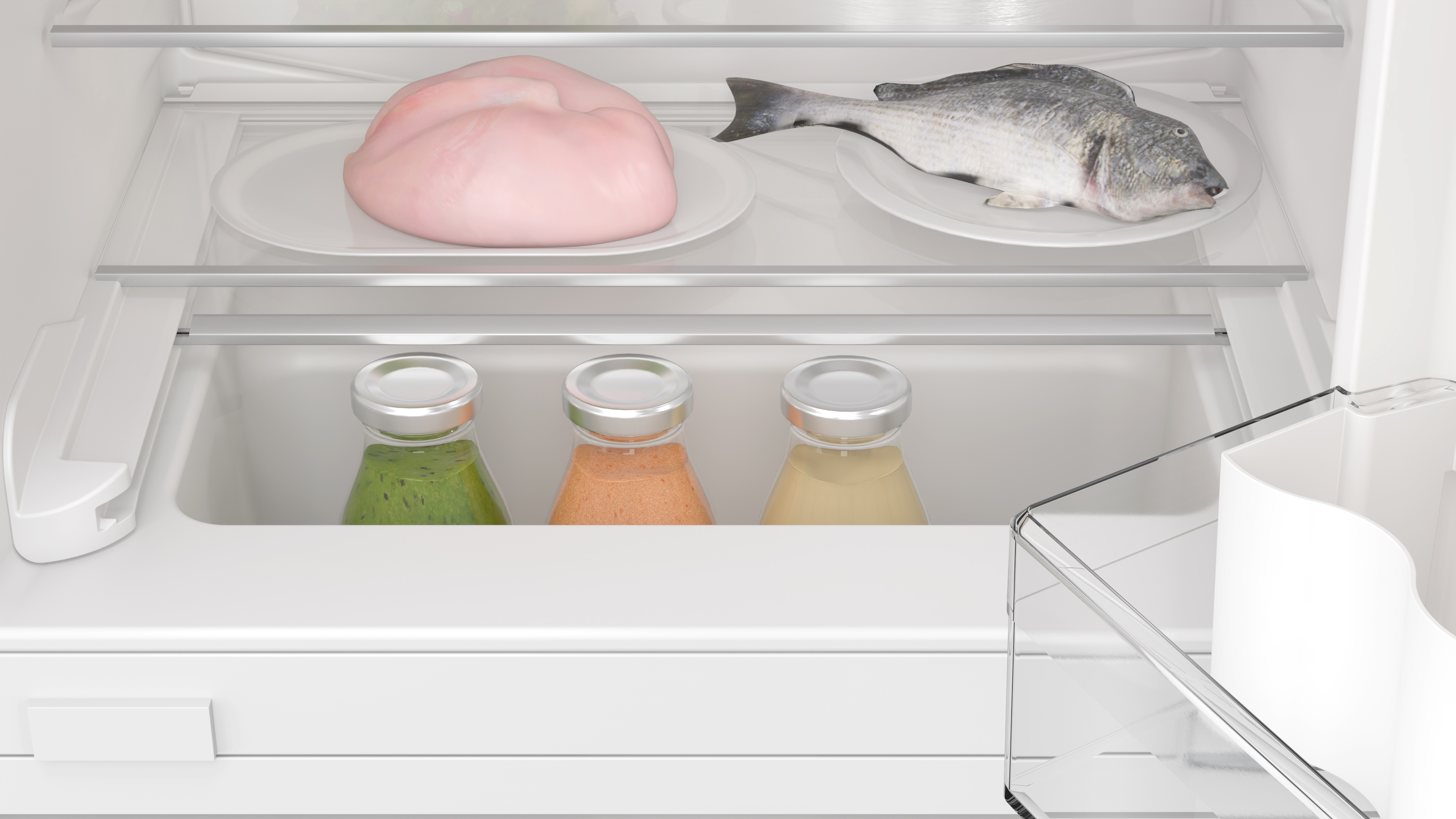 Im Kühlschrank: Hähnchen und Fisch auf Tellern, Gläser und Regale.