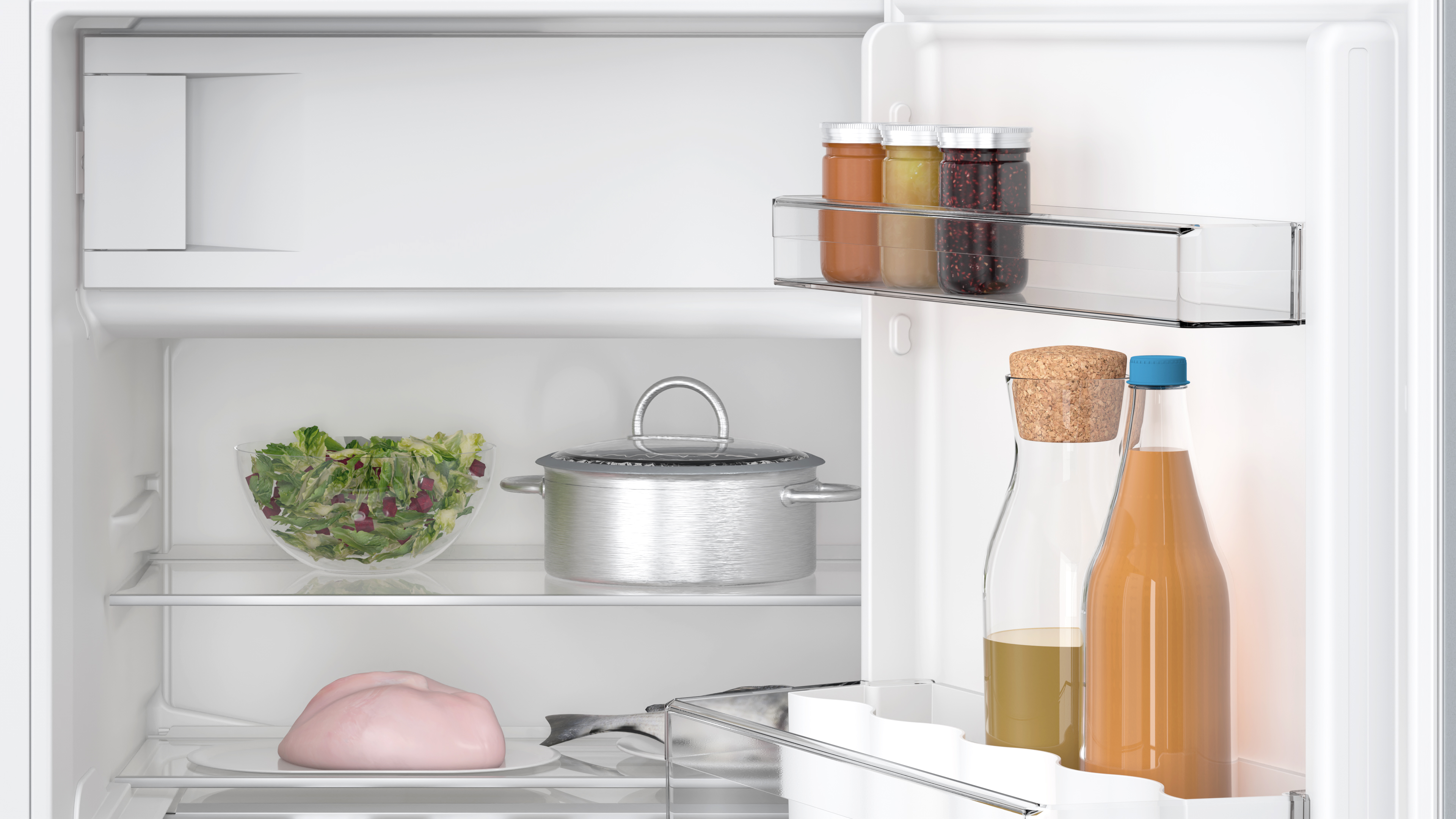 Kühlschrank-Innenraum. Salat, Topf, Fleisch, Flaschen und Gläser sind sichtbar.