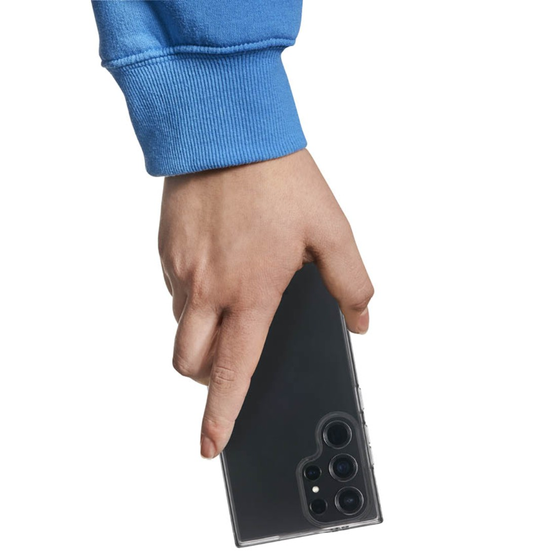 Eine Person hält ein schwarzes Smartphone mit einer durchsichtigen Hülle, die die Kamera zeigt.