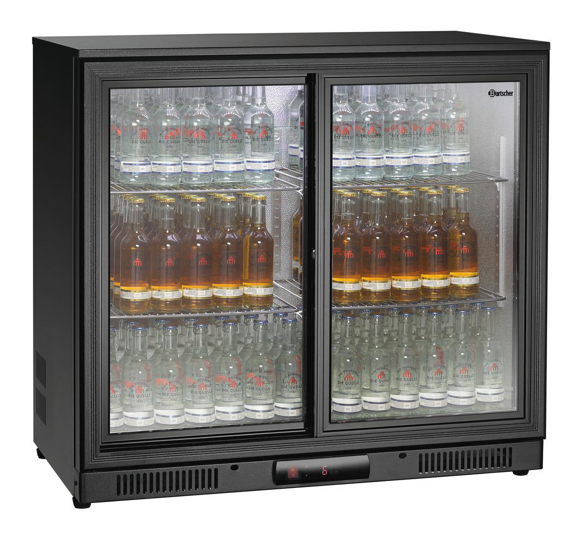 Ein schwarzer gewerblicher Kühlschrank mit Glastüren, gefüllt mit Wasser- und Bierflaschen, auf Regalen angeordnet.