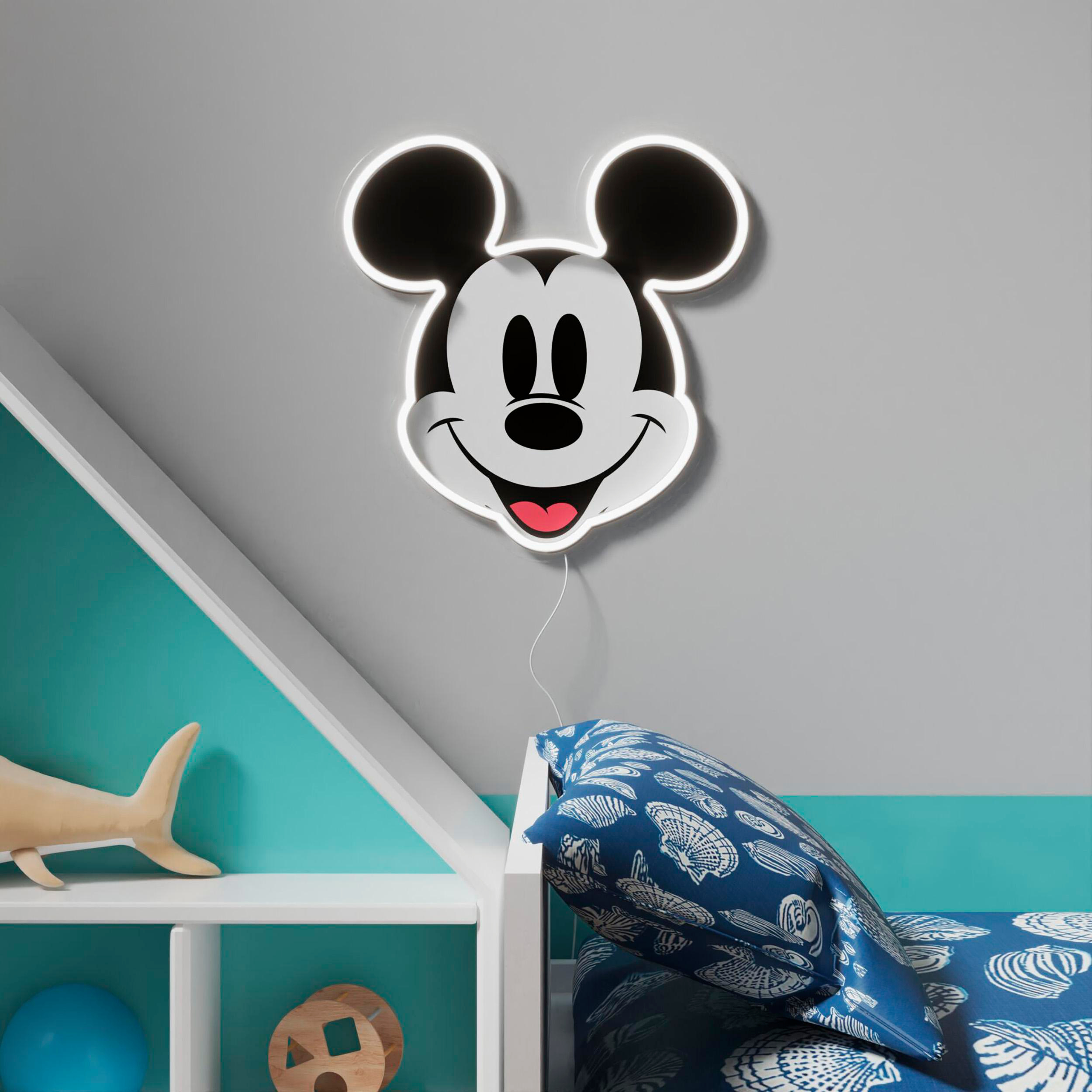 Mickey Mouse Neon-Leuchte an einer grauen Wand, darunter eine türkis/blaue Wand.