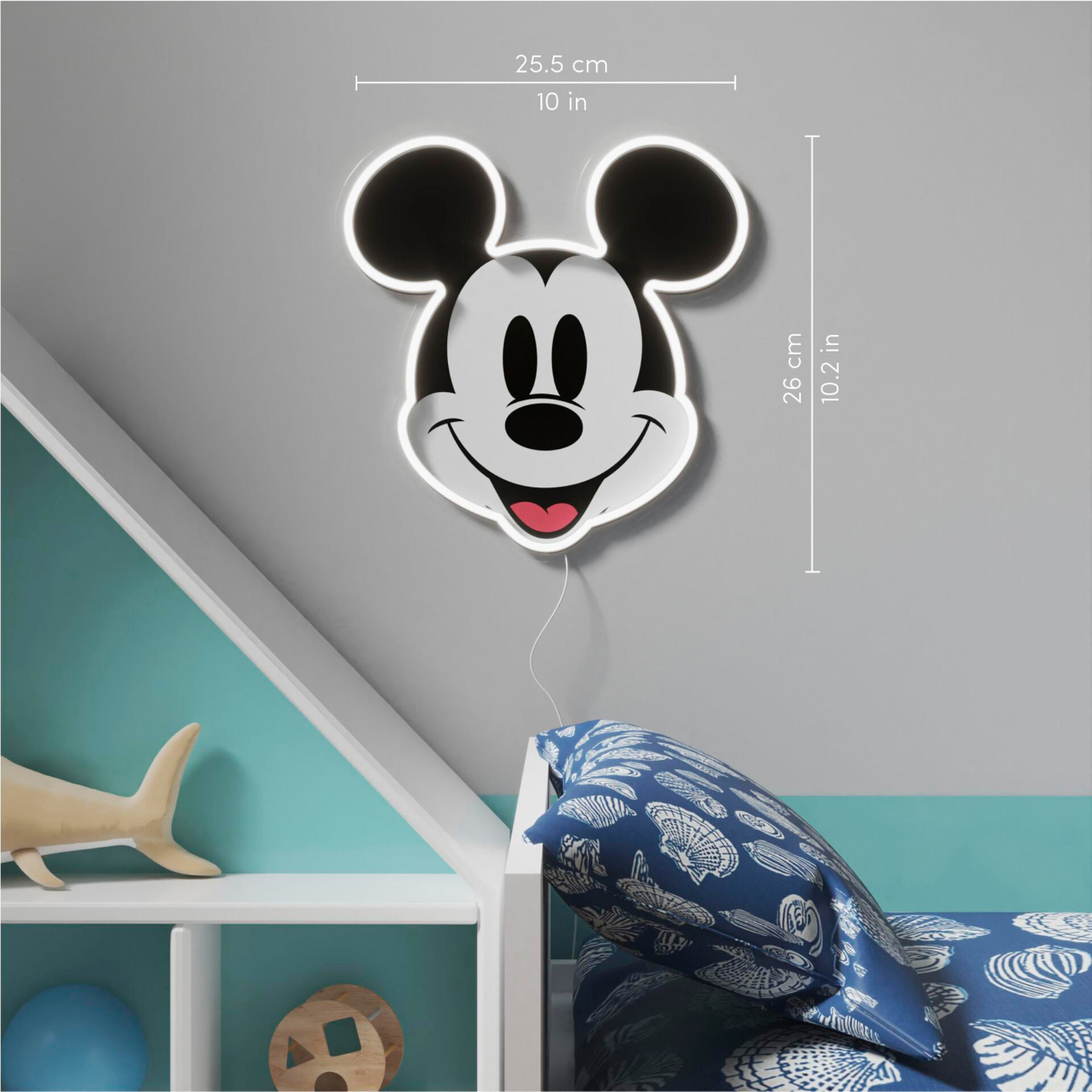 Mickey Mouse Kopf-Wandleuchte mit Maßen, vor grauem und blauem Hintergrund.