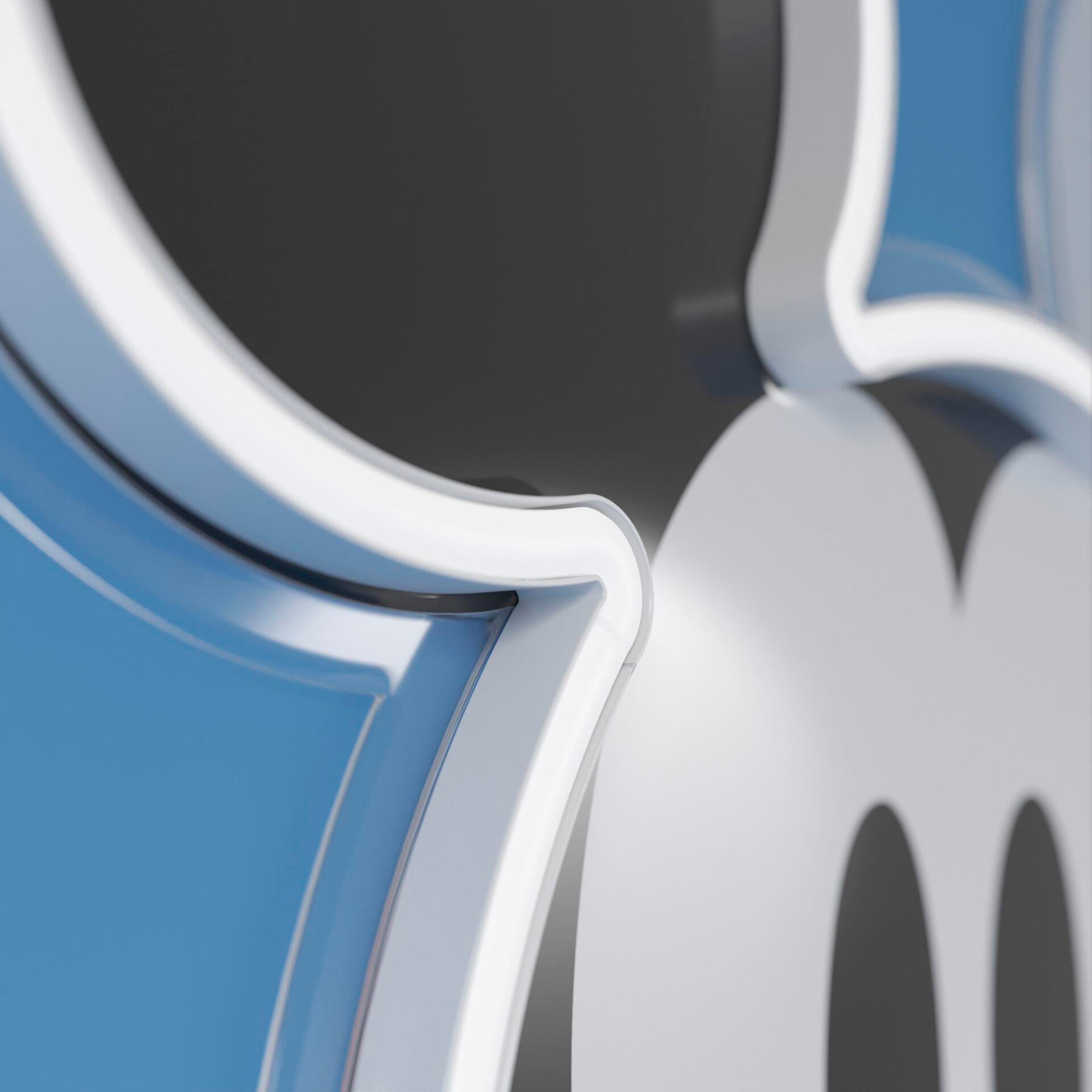 Nahaufnahme eines Mickey Mouse Logos. Blaue und weiße Farben mit schwarzem Hintergrund.