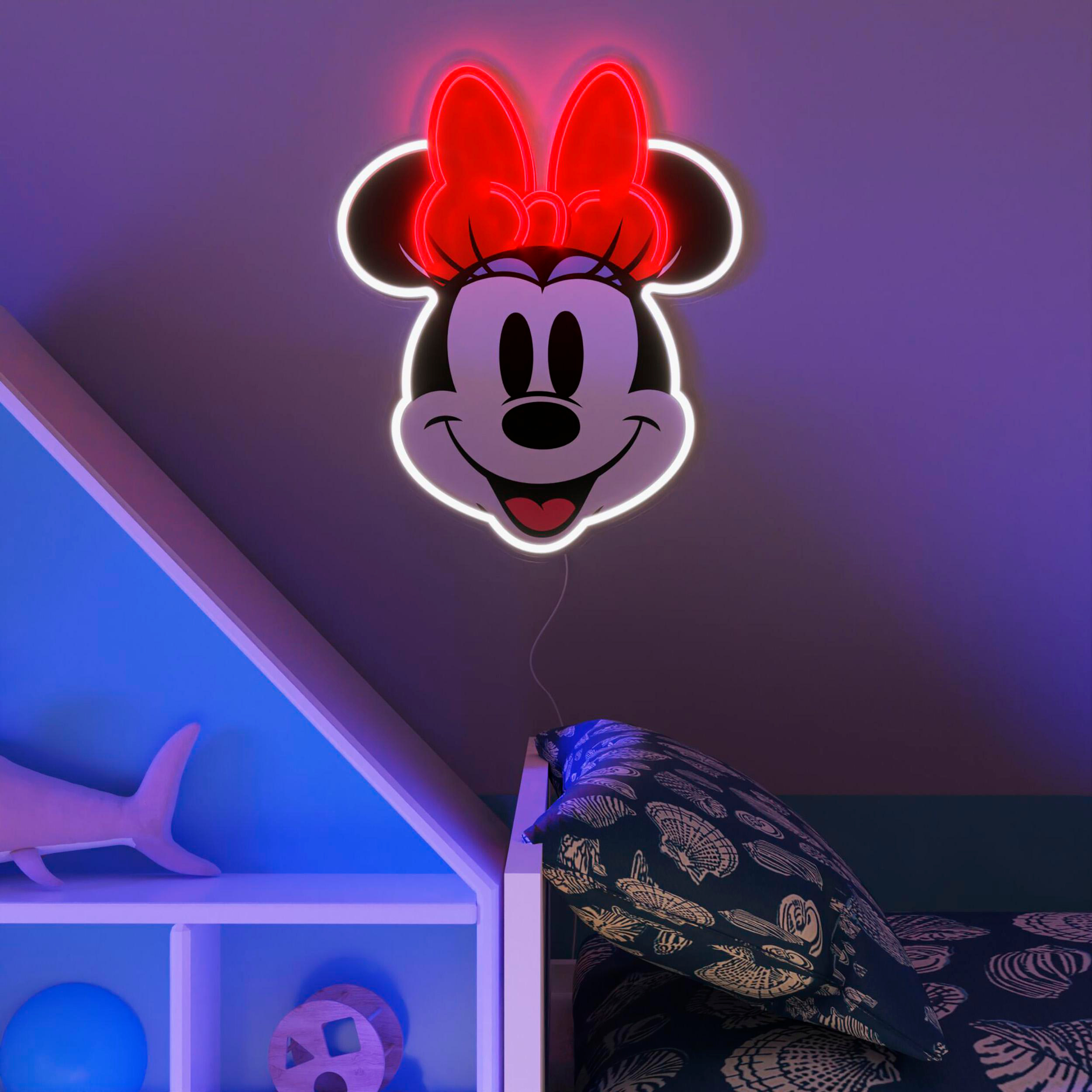 Minnie Maus Neonlicht in einem Kinderzimmer. Rote Schleife und schwarzes Gesicht.