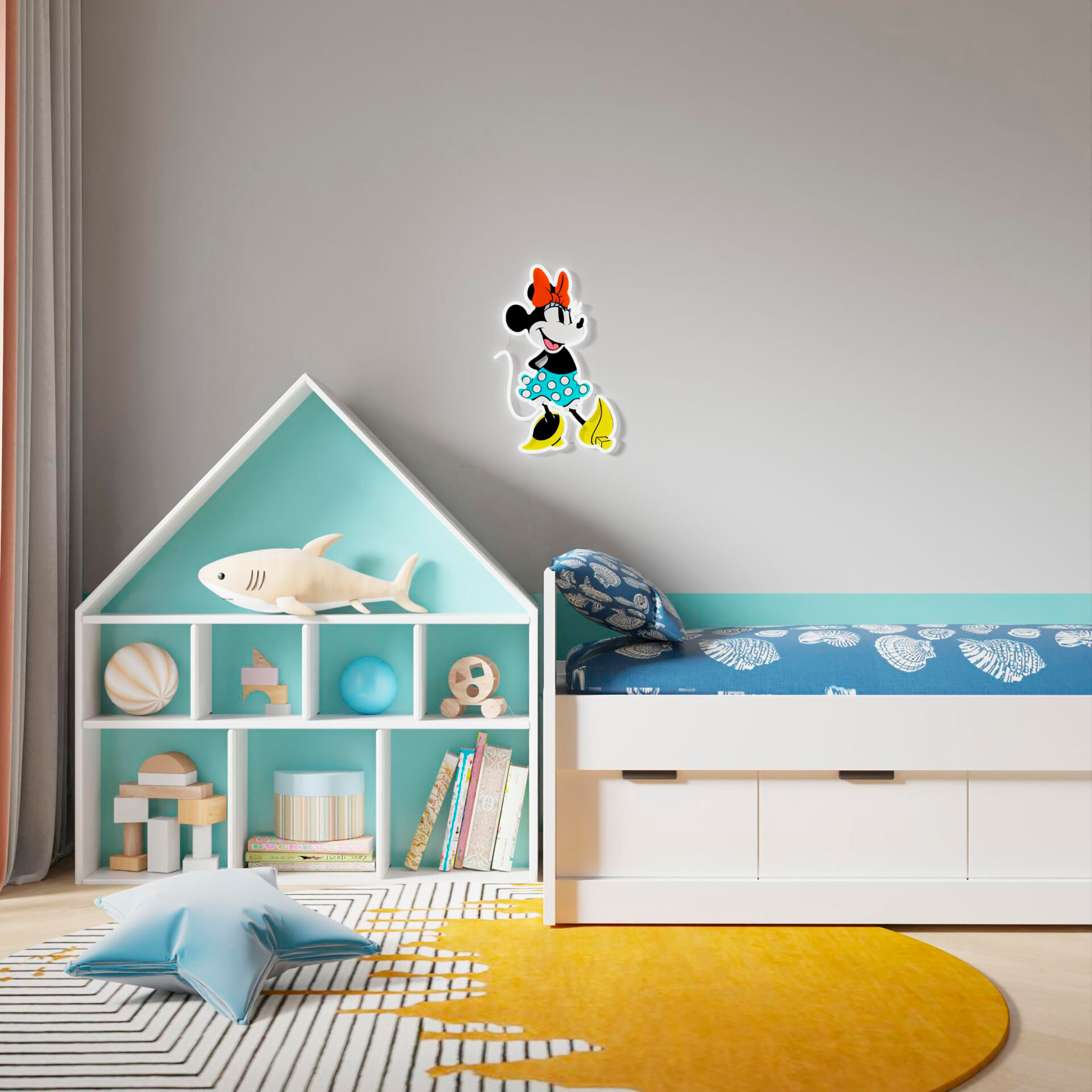 Minnie-Maus-Aufkleber an einer grauen Wand über einem Bett. Bücherregal und gelber Teppich im Zimmer.