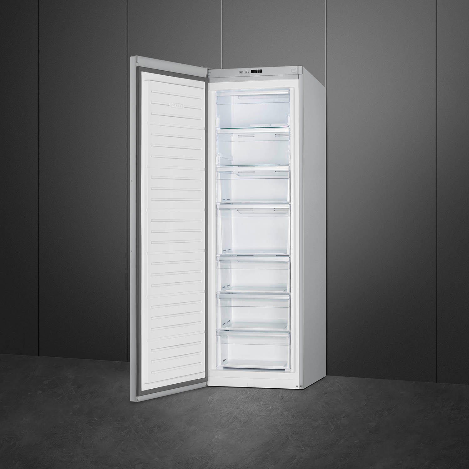 Un congelatore alto e bianco con la porta aperta, che rivela diversi cassetti e ripiani.