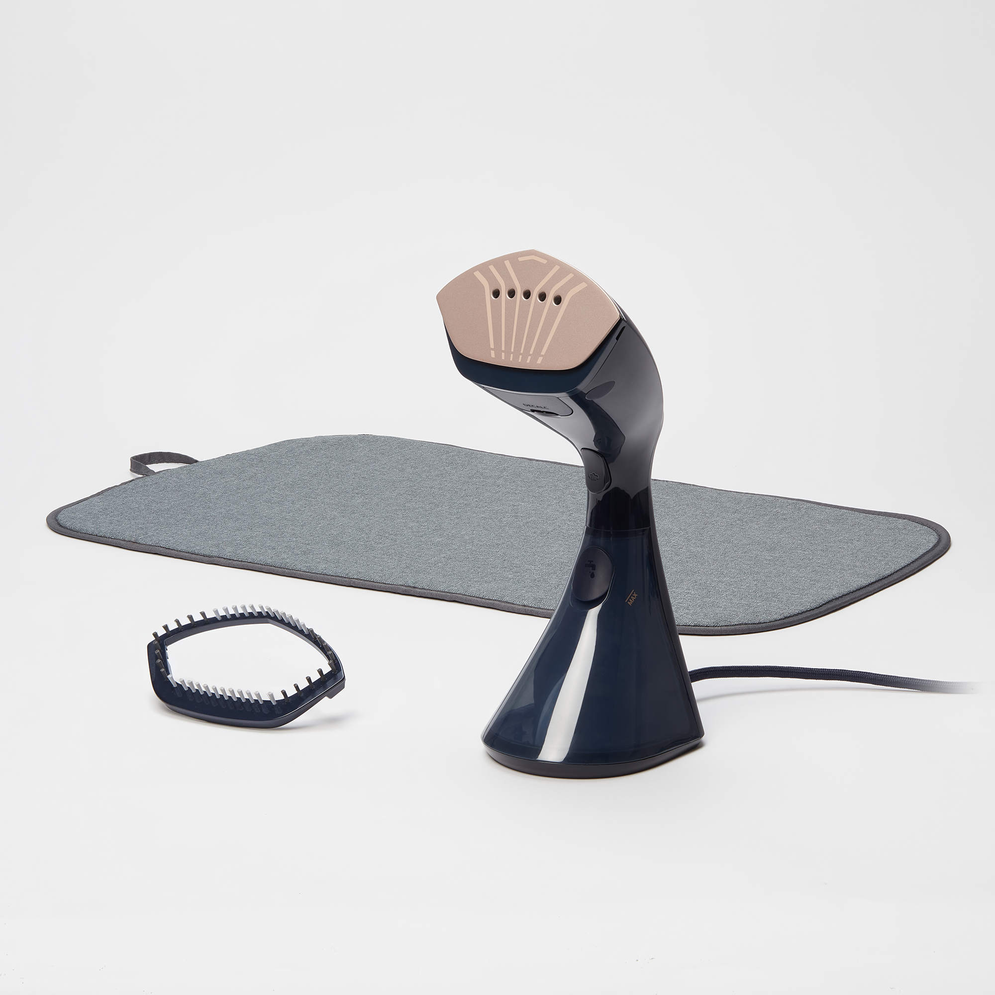 Granatowa parownica do ubrań, szczotka i szara deska do prasowania.