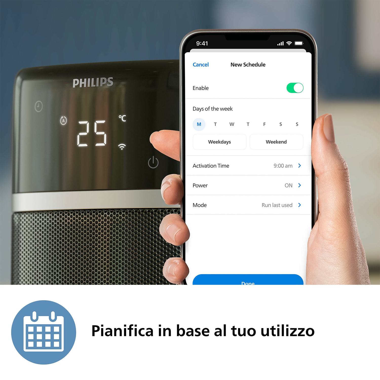 La mano di una persona tiene in mano un telefono che mostra un'app di controllo della casa intelligente. Testo: 'Pianifica in base al tuo utilizzo'.
