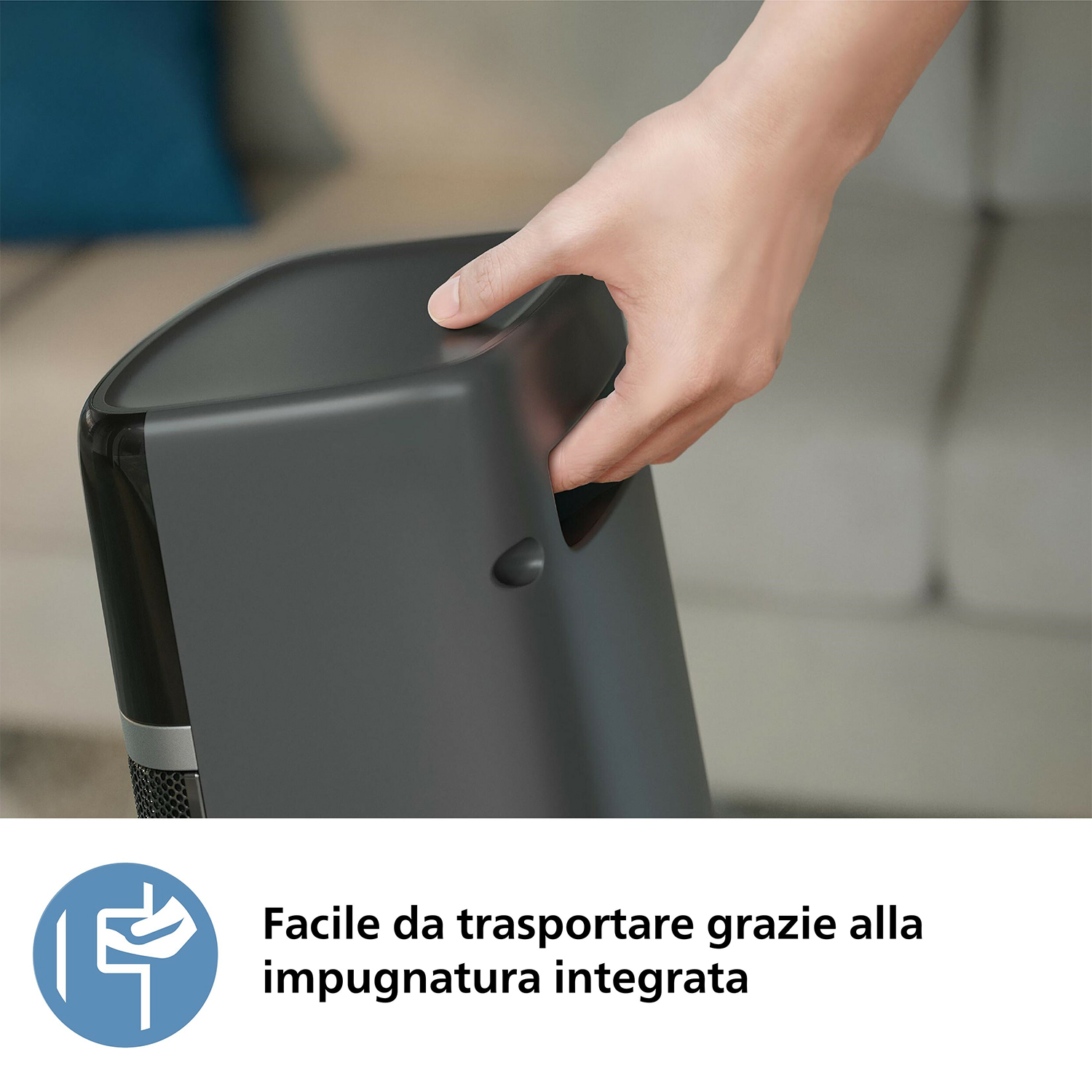Mano che tiene un purificatore d'aria grigio e nero, maniglia visibile.