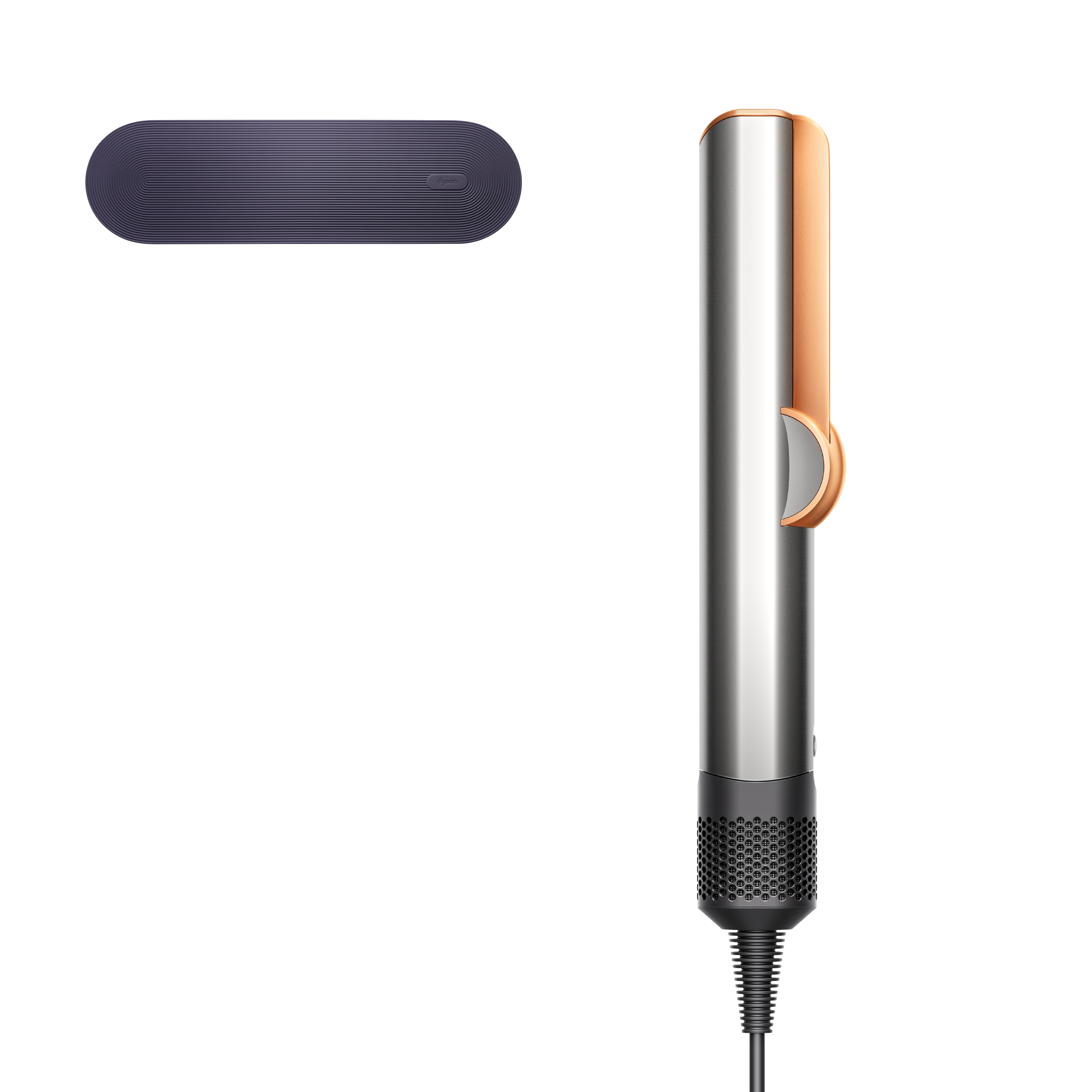 Haartrockner. Silberner Körper mit Kupferakzent und schwarzer, strukturierter Düse. Kleines, ovales Zubehör oben.