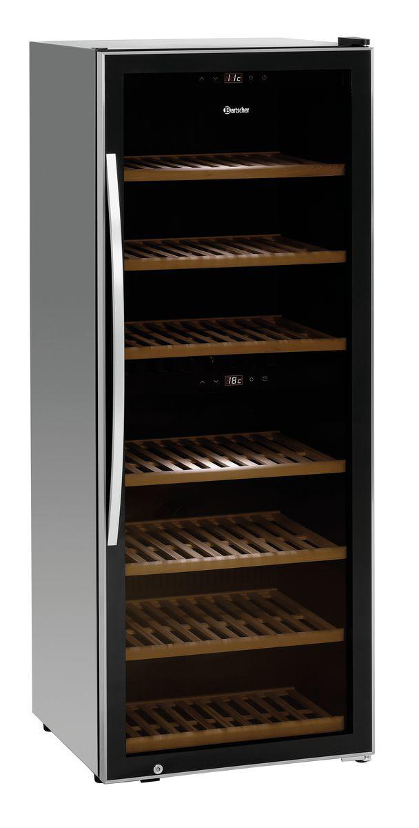 Ein Weinkühler mit Glastür, Holzregalen und Digitalanzeigen mit Temperatur. Das Markenlogo ist sichtbar.