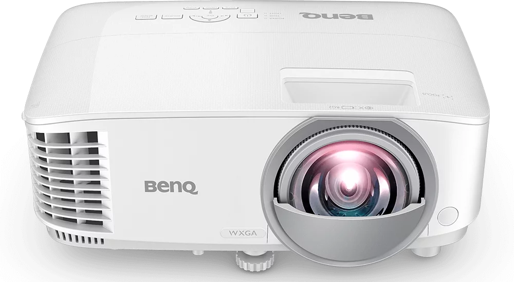 Fehér BenQ projektor fekete háttéren. A lencse kiemelkedő, alatta a BenQ logó.
