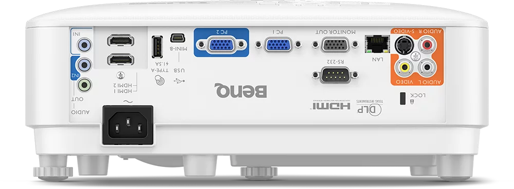 Egy fehér projektor hátulja, különböző bemeneti/kimeneti portokkal. A 'BenQ' logóval és a 'DLP HDMI' felirattal.