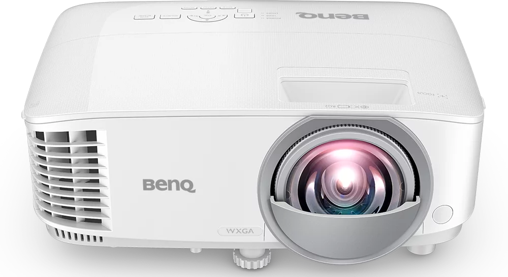Egy fehér BenQ projektor lencsével és vezérlőkkel, amely a lencse területéről származó erős fényt mutatja.