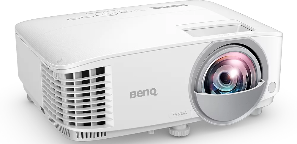 Fehér projektor a BenQ szóval. Az objektív a jobb oldalon található.