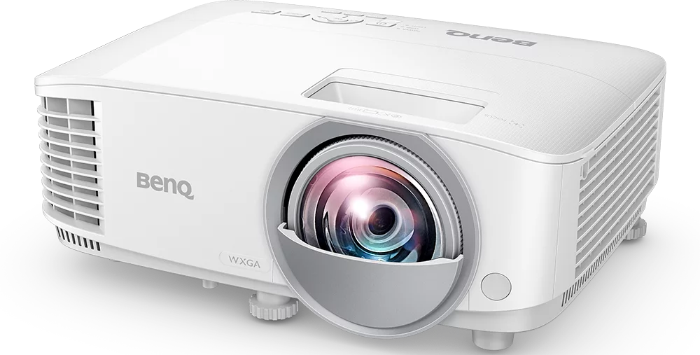 Egy fehér BenQ projektor lencsével és a BenQ logóval elöl.