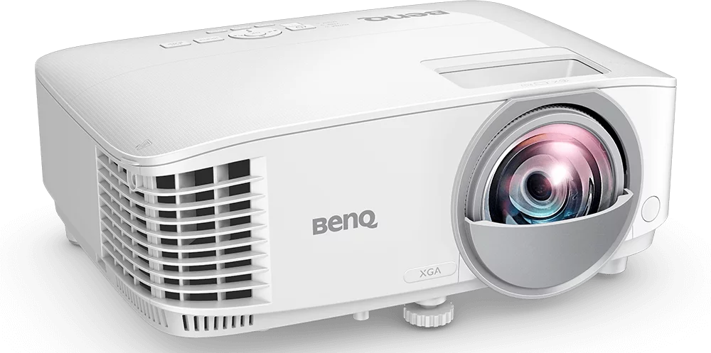Fehér BenQ projektor. Elölnézet, lencse és szellőző részletekkel.