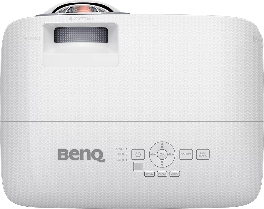 Fehér BenQ projektor vezérlőgombokkal, objektívvel és a márkanévvel elöl.