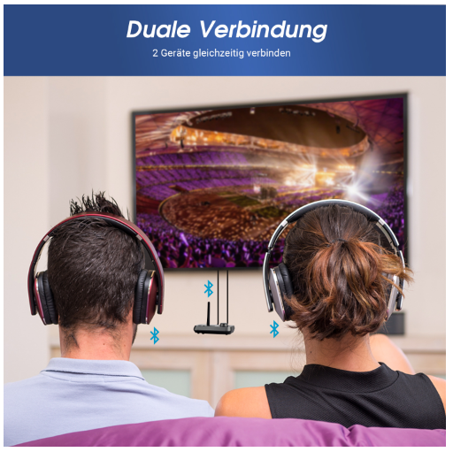 Zwei Personen mit Kopfhörern sehen fern. Bluetooth-Gerät zwischen ihnen.
