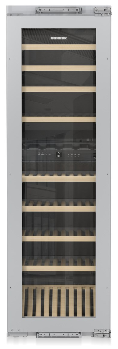 Egy Liebherr borhűtő üvegajtóval, benne borpolcokkal.