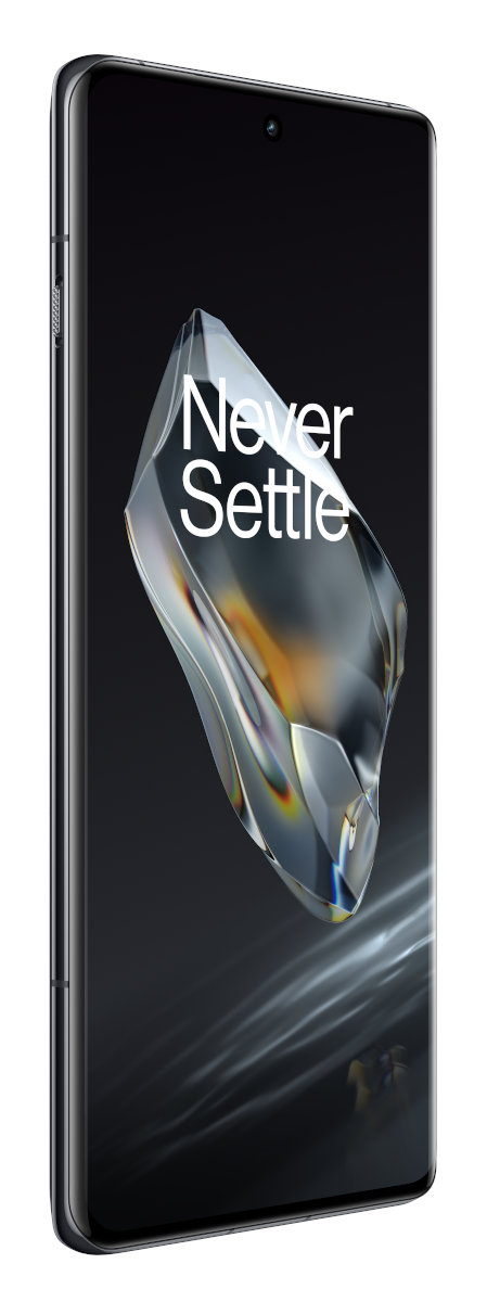 Czarny smartfon z ekranem wyświetlającym kształt 3D i tekst 'Never Settle'. Telefon jest ustawiony pod kątem.