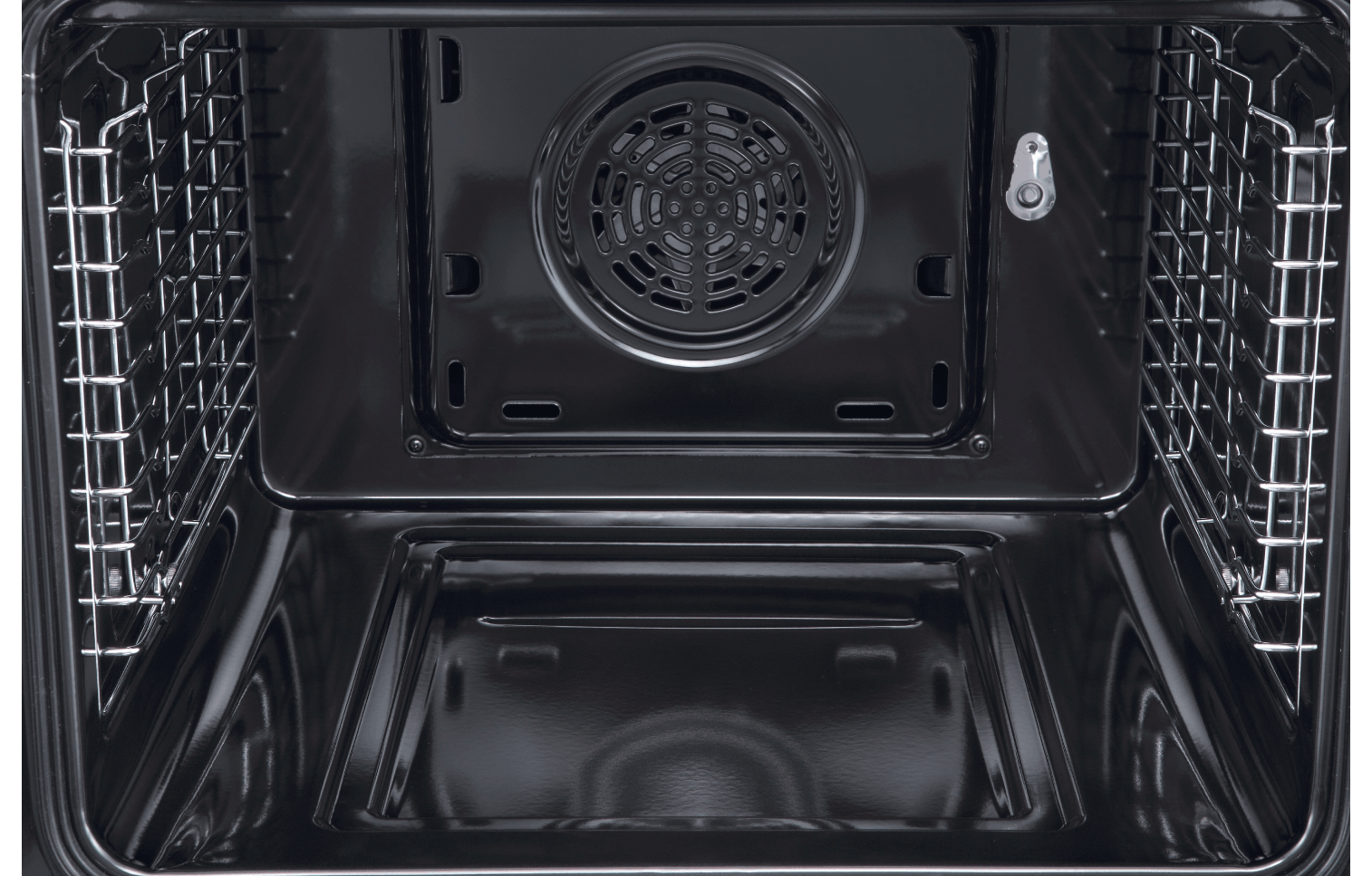 Interior de un horno negro. Hay rejillas y un ventilador. El interior es oscuro.
